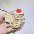 Spilla creativa in acrilico a forma di scoiattolo con cappello di Natale e fiocco - Scoiattolo