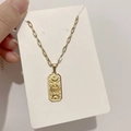 Dettaglio macro della catena a graffetta dorata con ciondolo rettangolare malocchio - DN066 Occhio 3D Rettangolare / Oro