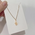 Dettaglio collana con pendente a serpente dorato e motivo a rilievo su carta bianca - Stile Liscio Oro (DN062)