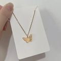 Detailansicht Schmetterlingsanhänger mit mattierter und hohler Seite an goldener Kette - DN060 Halbhohler Schmetterling