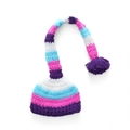 Detailaufnahme der handgestrickten gestreiften Baby-Weihnachtsmütze mit langem Schwanz - Violetter Rand