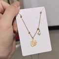 Dettaglio della collana dorata con ciondolo a foglia di monstera, perla e perline - Stile Perla Foglia di Monstera