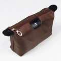 Detailansicht der braunen Nylon-Kosmetiktasche mit schwarzem Besatz und Druckknopfverschluss - Braune Make-up Tasche 17X7X10cm