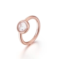 Anello cuore minimalista in oro rosa con diamanti mobili sotto vetro su sfondo bianco - US 7 / Oro rosa