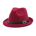 Détail du chapeau fedora en laine bordeaux avec bande en cuir noir et boucle en métal argenté - M (56-58cm) / Bordeaux