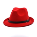 Détail du chapeau fedora en laine rouge avec ruban en cuir noir et boucle argentée - M (56-58cm) / Rouge