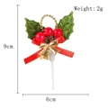 Mini Weihnachts-Kuchendeko mit grünen Stechpalmenblättern roten Beeren und goldenem Glöckchen - Grünes Blatt