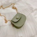 Mini borsa a sella verde avocado con catena dorata su sfondo in tessuto bianco plissettato - Verde