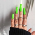 Unghie finte lunghe a bara verde neon con set di anelli in strass dorati scintillanti - Verde Fluorescente (JP787)