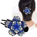 Blumen-Haarspange mit blauen Strasssteinen am Modell und in der Detailansicht - 3-Zähne Clip - Neue Pfingstrose / Metallblau
