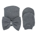 Detalle del conjunto de gorro y mitones para bebé con lazo y rayas gris negro - Negro y Blanco