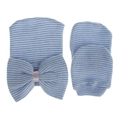 Detalle de gorro de rayas para recién nacido con lazo grande y mitones a juego - Azul Blanco