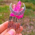 Dettaglio di pettine per capelli luna argento con cristalli rosa grezzi sulla natura - Rosa Rosso + Pettine a 10 Denti
