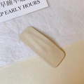 Detail einer rechteckigen cremefarbenen PU-Leder-Haarklammer mit eleganter Litschistruktur - Quadratisch / Creme