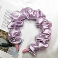 Cerchietto plissettato in raso viola con estremità a costine rosa su una rivista - Viola Taro