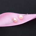 Macro-opname van S925 zilveren oorknopjes met ronde lichtroze zoetwaterparels - 8-8.5mm / Roze