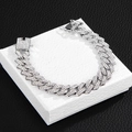 Dettaglio del bracciale a catena cubana argento con strass su una scatola regalo bianca - Bracciale 8 pollici (20cm) / Argento