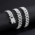 Dettaglio catena cubana argento con strass incastonati su texture in pelle nera - Collana 20 pollici (50cm) / Argento