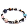 Dettaglio macro del bracciale sistema solare con pietre naturali e perline vulcaniche - Stile Nove Pianeti