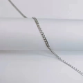 Primer plano de los eslabones de cadena cubana de acero inoxidable plateado pulido - Espesor 3mm Longitud 60cm