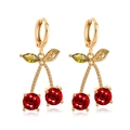 Boucles d'oreilles cerise dorées avec cristaux rouges et feuilles vertes sur fond blanc - Boucles d'Oreilles Cerise en Cuivre Or KC (9638)