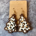Primer plano de aretes de árbol de Navidad con estampado de leopardo en cartón kraft - Árbol de Navidad de Pelo de Caballo Leopardo Blanco y Negro