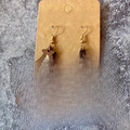 Detalle de pendientes de madera de árbol de Navidad con piel blanca y manchas doradas - Árbol de Navidad de Pelo de Caballo con Puntos Blancos y Dorados
