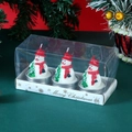 Dettaglio di tre candele natalizie a forma di pupazzo di neve in confezione regalo in PVC - Pupazzo di Neve che Abbraccia l'Albero Confezione da 3
