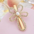 Fermaglio per capelli a fiore dorato con strass e perla bianca su un supporto rosa - Stile 02-Fiore di Perla