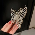 Detalle de pinza de pelo de mariposa dorada con pedrería brillante sujeta en la mano - 1# Diamante de imitación