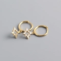 Primer plano de pendientes de estrella en plata S925 dorada con circonitas brillantes - Color Oro Amarillo (Par)