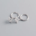 Detalle de pendientes de aro de plata S925 con colgantes de estrella de circonitas - Color Plata Platino (Par)