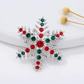 Broche flocon de Noël avec strass rouges, verts et blancs sur base en alliage argenté - Flocon de neige