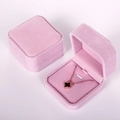 Elegante roze fluwelen juwelendoos voor kettingen, open en gesloten getoond - 7x7 Middelgrote Hanger Doos / Roze