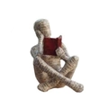 Detailansicht der lesenden Frauenfigur mit Zeitungsstruktur und rotem Buch - Lesende Frau 01
