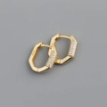 Detail van gouden geometrische oorringen met zirkoon pavé en S925 zilvermerk - U-vormige zirkonia hoepel - Goud