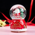 Detail van een kerstkristallen bol met kerstman, sneeuwvlokken en gouden inscriptie - 80 Medium Muziek+Licht / Cadeau Kerstman
