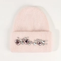 Nahaufnahme der hellrosa Angora-Strickmütze mit funkelnden Strassstein-Verzierungen - Rosa