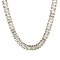 Elegantes goldenes Choker-Halsband mit einer Reihe funkelnder rechteckiger Kristalle - Goldene Full Zirkonia Tennishalskette (KN229236-Z)