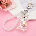 Detalle del llavero de dinosaurio acrílico colorido con cordón sobre fondo floral - Hebilla de Plata + Dinosaurio + Correa de Diamantes / Blanco