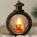 Makro-Detail einer Vintage-LED-Weihnachtslaterne aus Bronze mit Weihnachtsmann-Motiv - Klein / Weihnachtsmann Bronze