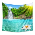 Arazzo bohémien con cascata forestale lussureggiante e dettaglio di loto bianco - 180x230cm (Tessuto Spazzolato) / Cascata della foresta Loto(GT110042)
