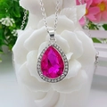 Elegante collana con pendente a goccia in cristallo rosso rosa e strass su sfondo floreale - Collana Singola / Fucsia