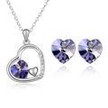 Vue détaillée d'une parure en cristal violet avec collier cœur et boucles d'oreilles - Ensemble Violet Foncé