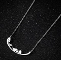 Collana in acciaio inossidabile argento con ciondolo due uccelli su un ramo sfondo scuro - Uccello / Colore acciaio