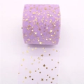 Détail du rouleau de tissu tulle violet avec motifs étoiles dorées pour loisirs créatifs - Mauve Clair