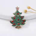 Broche sapin de Noël scintillante avec strass verts et rouges sur base dorée - Pommier