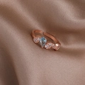 Detaillierte Makroansicht des blauen Tropfen-Edelsteins auf dem roségoldenen Ring - Wassertropfen Design (Roségold) (21700A)