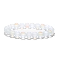 Mattes Mondstein-Perlenarmband mit schimmerndem Glanz auf minimalistischem Hintergrund - Weiß