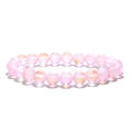 Armband mit 8mm rosa Mondsteinperlen und irisierendem Glasglanz auf weißem Hintergrund - Rosa